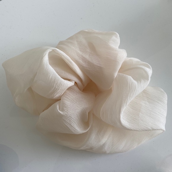 Free with purchase hair accessory - Picture 4 of 5